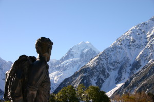 Hillary_statue_and_Mount_Cook